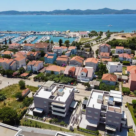 Wing 77 By Belmont Realty 아파트