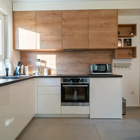 Wing 77 By Belmont Realty * 자다르