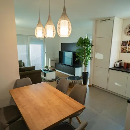 아파트 Wing 77 By Belmont Realty *