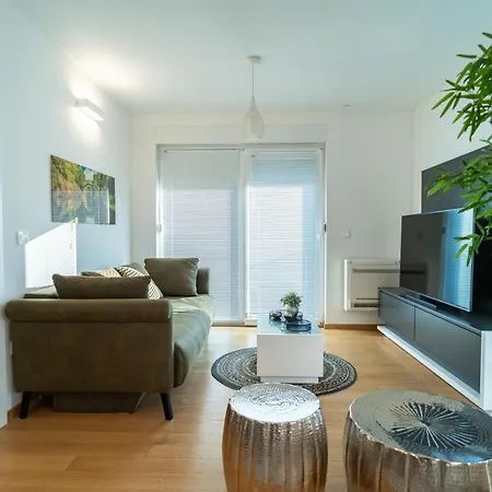 Wing 77 By Belmont Realty Appartement