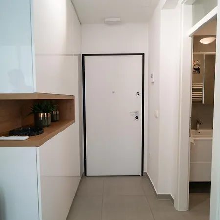 Wing 77 By Belmont Realty 자다르