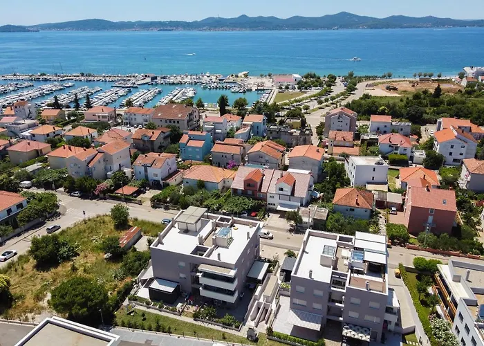 Wing 77 By Belmont Realty דירה