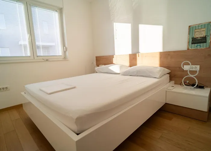 Wing 77 By Belmont Realty דירה