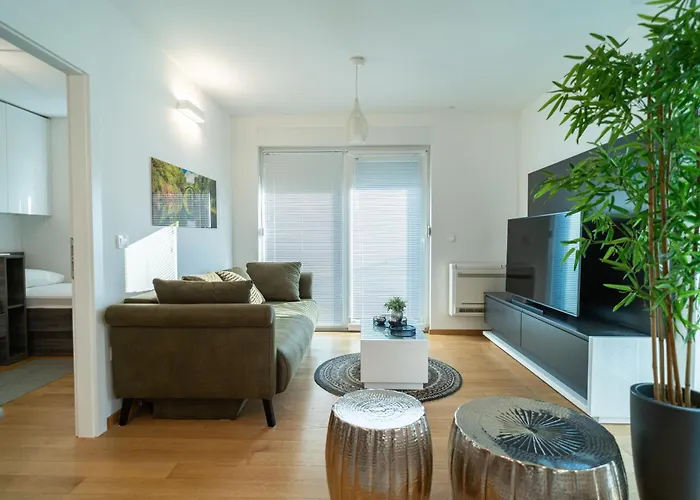 Wing 77 By Belmont Realty דירה