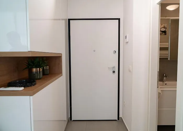 Wing 77 By Belmont Realty זאדאר